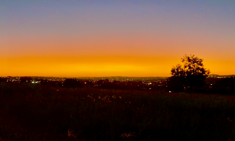 Pôr do sol chama atenção pela coloração e beleza, em Araras, SP